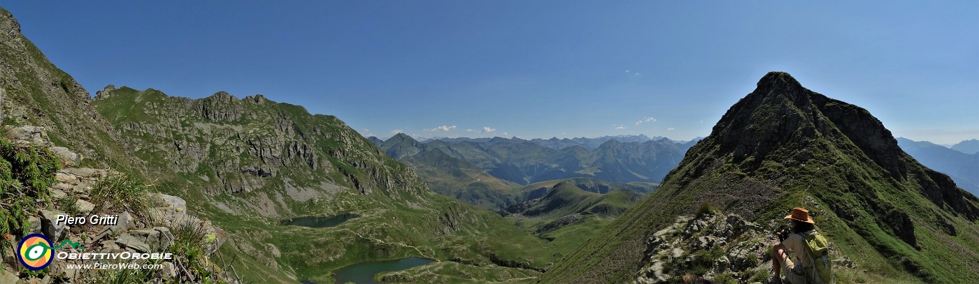 40 Salendo dalla Bocchetta Triomen al Tribortoi vista panoramica verso il Triomen a dx e i Laghi di Ponteranica a sx.jpg